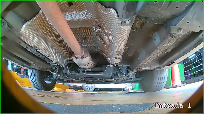 Control de acceso vehicular con camara LPR y deteccion AI en estacionamiento mexicano