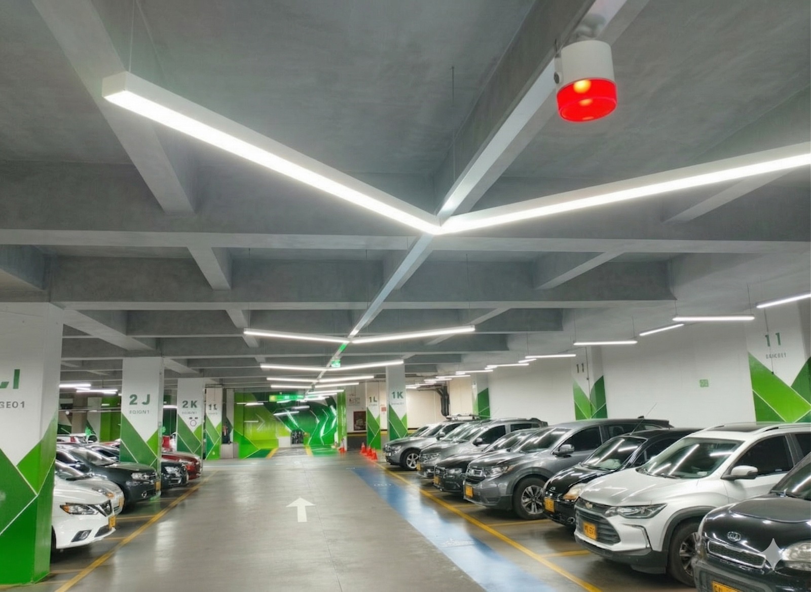 Sistema de guiado vehicular Ultrapark con camaras inteligentes y LED en estacionamiento